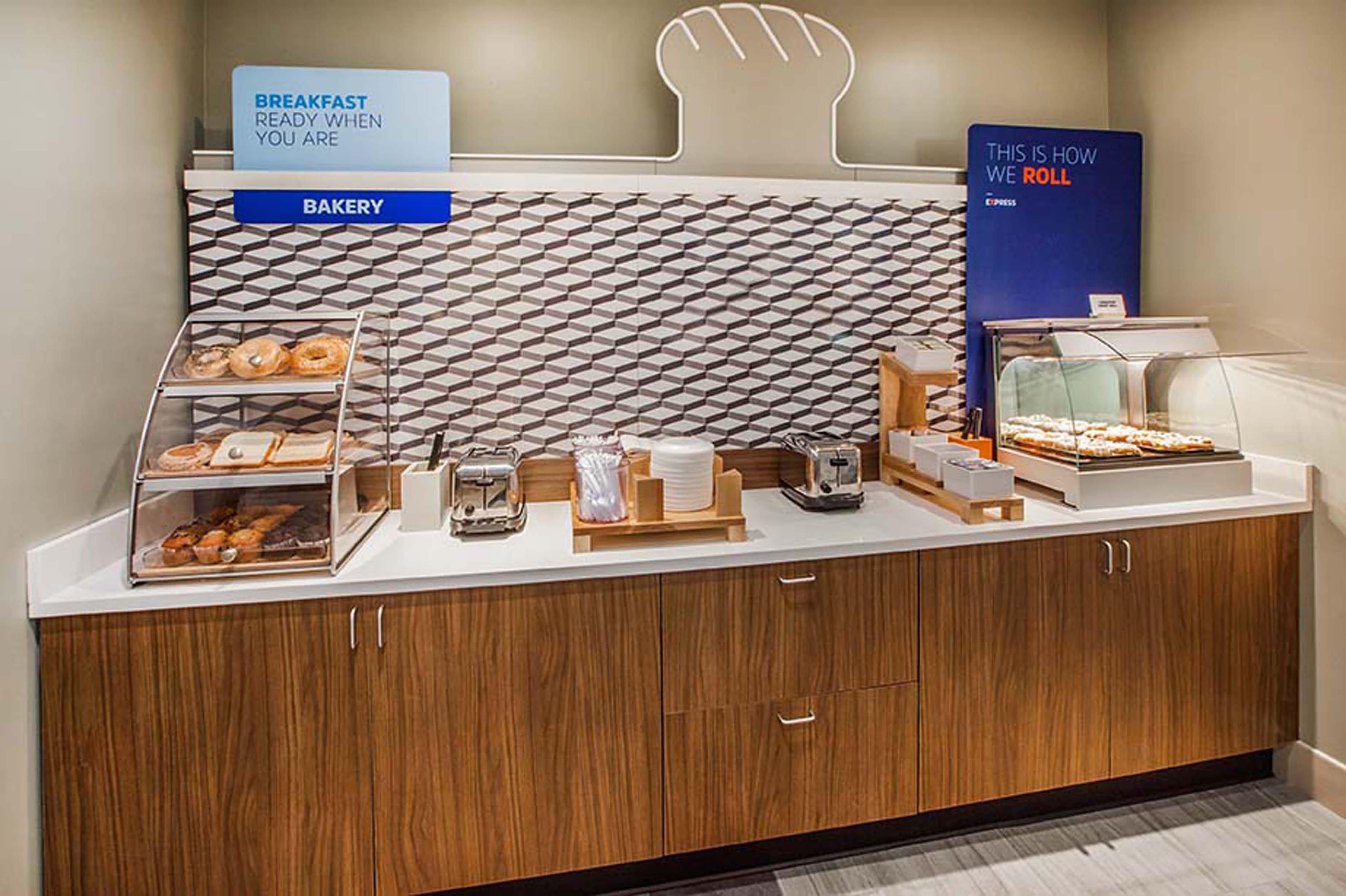 Holiday Inn Express Rome-East By Ihg Екстериор снимка